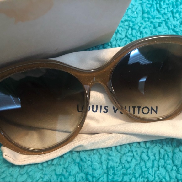 Authentic Women’s Louis Vuitton Sunglass - Picture 5 of 15